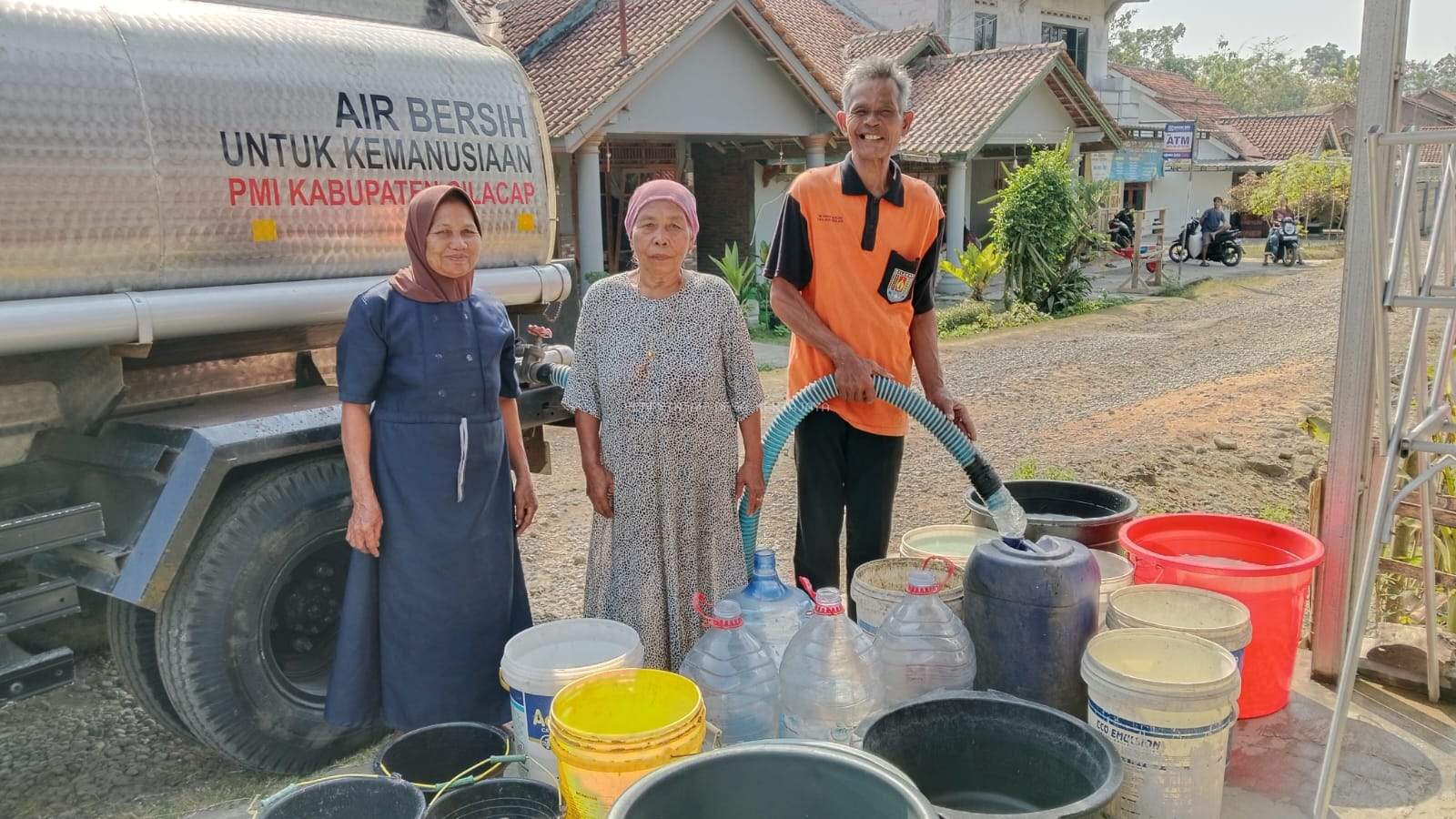 AKSI KEMANUSIAAN: PMI CILACAP SALURKAN BANTUAN AIR BERSIH UNTUK WARGA DESA KERTAJAYA DI TENGAH KEMARAU PANJANG